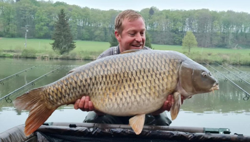A 43 lb 8 oz fish from La Fonte, Steve with his big common, Apr 2022
