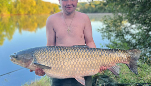 A 58 lb grass carp from Laroussi, Jul 2022