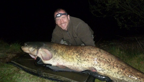 A 165 lb catfish from Laroussi, New Lake record catfish : 2,30m long !, Mar 2012