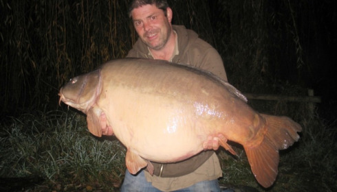 A 69 lb 6 oz carp from Laroussi, Mike Dagnall, Nov 2011