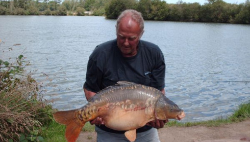 A 33 lb carp from Laroussi, Jul 2007