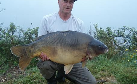 A 39 lb 4 oz carp from Laroussi, Well done Peter !, Apr 2007
