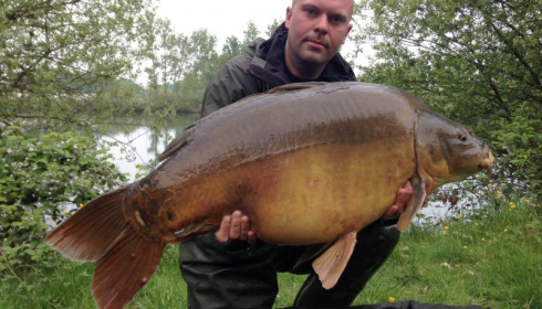 A 46 lb carp from Laroussi, Lars ' dark mirror, Apr 2014