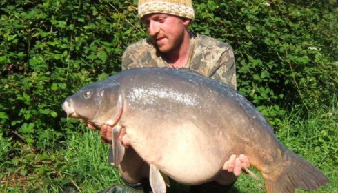 A 36 lb 6 oz carp from Laroussi, Lovely mirror for Carl Mincher, Aug 2007