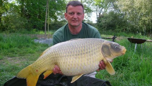 A 29 lb carp from Laroussi, New lake record Ghost common for Peter Hidson !, Apr 2007