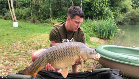 A 33 lb fish from Lepinet South, Lovely common from the margins, Jun 2021