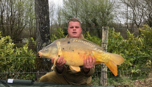 A 25 lb 14 oz carp from Lillybelle, Wayne Sharp, Apr 2016