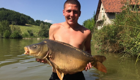 A 27 lb carp from Mas Bas Lotus Lake, Aug 2015