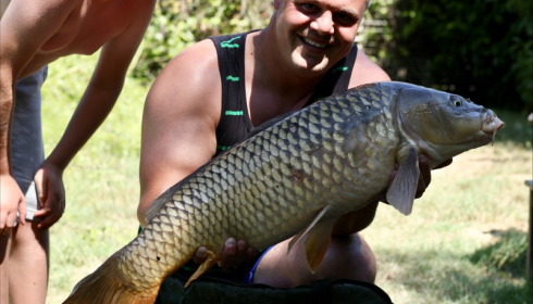 A 27 lb 10 oz carp from Mas Bas Lotus Lake, Tony Harbour, Aug 2018