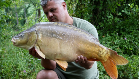 A 30 lb 1 oz carp from Mas Bas Lotus Lake, Tony Harbour, Aug 2018