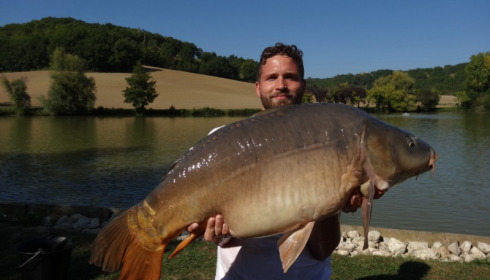 A 42 lb 7 oz carp from Mas Bas Main Lake, Graham Reid, Sep 2014