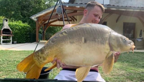 A 34 lb carp from Mas Bas Main Lake, Kain Halcrow, Jun 2022