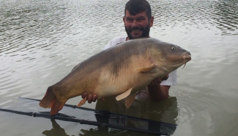 A 44 lb carp from Mas Bas Main Lake, Andy Swain, Aug 2015