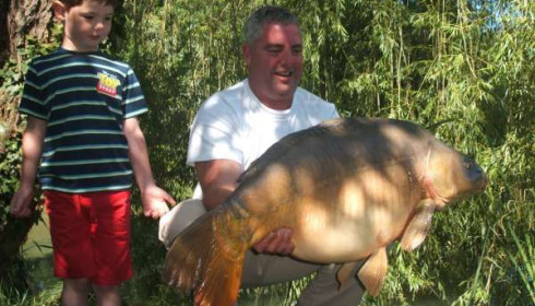 A 42 lb 10 oz carp from Mas Bas Main Lake, Gary Bissett, Jun 2010
