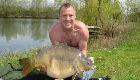 A 38 lb carp from Old Oaks, New lake record mirror, Apr 2006