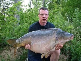 A 40 lb 6 oz carp from Old Oaks, New lake record mirror 40lb6oz, Apr 2007
