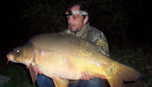 A 33 lb carp from Old Oaks, Mr Grosbois, Apr 2006