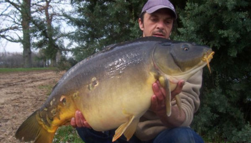 A 31 lb carp from Old Oaks, Mr Grosbois, Apr 2006