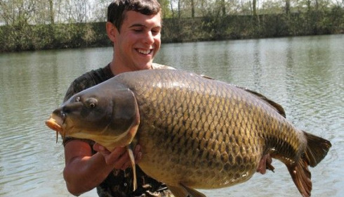 A 44 lb 15 oz carp from Old Oaks, New lake record !, Apr 2010