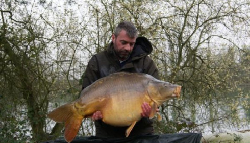 A 43 lb 5 oz carp from Old Oaks, Mr Neales & Mr Markham, Mar 2011