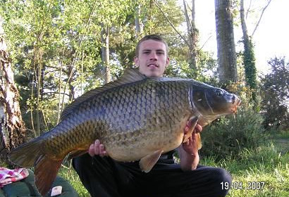 A 38 lb carp from Old Oaks, New lake record common and new Pb for Chris Mansfied, Apr 2007