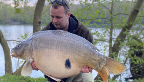 A 52 lb carp from Sky Lake, Mark bartholomew (new pb), Apr 2023