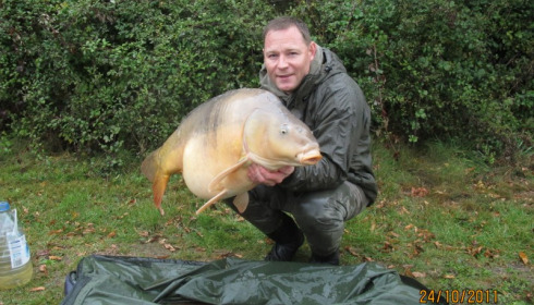 A 42 lb 12 oz carp from Villefond, Gavin Todd with Max the fish, Oct 2011