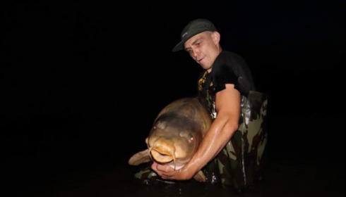 A 77 lb 8 oz carp from Villefond, Jack Atkinson, Sep 2002