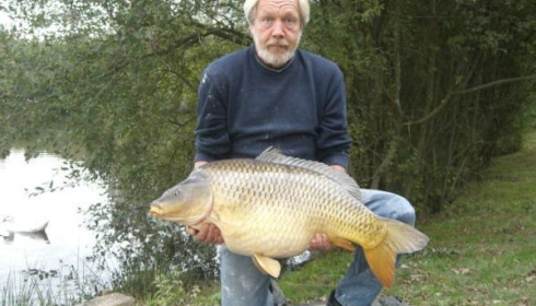 A 42 lb 12 oz carp from Villefond, May 2009