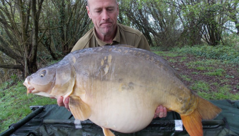 A 44 lb 2 oz carp from Villefond, Rose the fish, Apr 2014