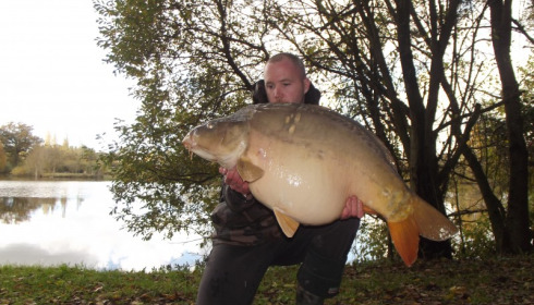 A 42 lb 6 oz carp from Villefond, Mark Lambert with Rose the fish, Nov 2012
