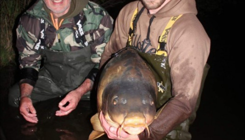 A 76 lb carp from Villefond, Arnie caught by the Alan Smith on the left , Apr 2019