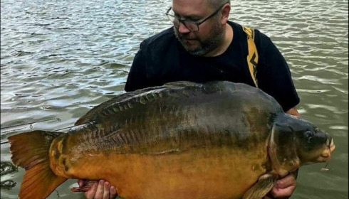 A 77 lb carp from Villefond, The monster Arnie, Oct 2019