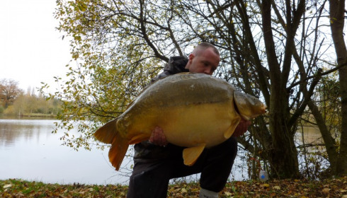 A 44 lb 4 oz carp from Villefond, Mark Lambert with Measles the fish, Nov 2012