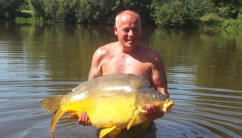 A 47 lb 8 oz carp from Villefond, Steve Inns with Arnold the fish, Jul 2012