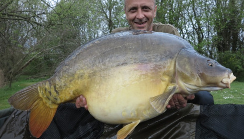 A 48 lb carp from Villefond, pink flash, Apr 2014