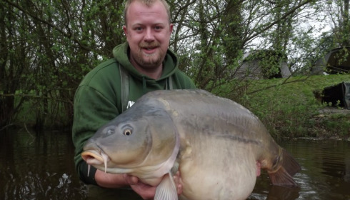 A 53 lb 2 oz carp from Villefond, slate grey, Apr 2014