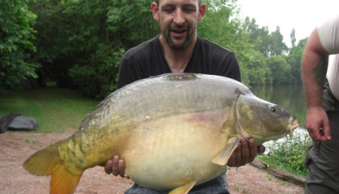 A 44 lb carp from Villefond, Apr 2011