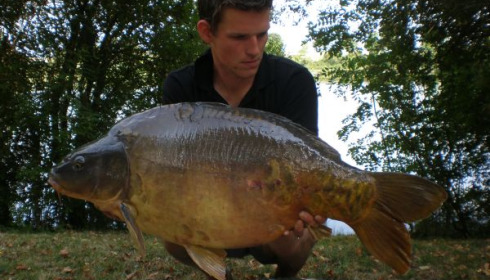 A 36 lb carp from Villefond, Mirror, Aug 2009