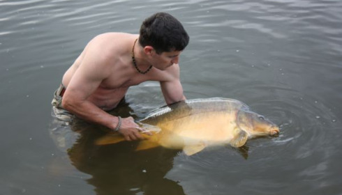 A 44 lb 8 oz carp from Villefond, Apr 2011