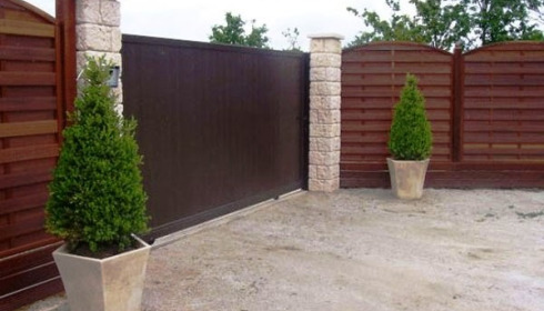 Old Oaks, Carp France, Secure gates