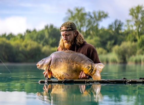 Golden Carp Lake - Big Carp Fishing France with a Social Lodge - photo 4