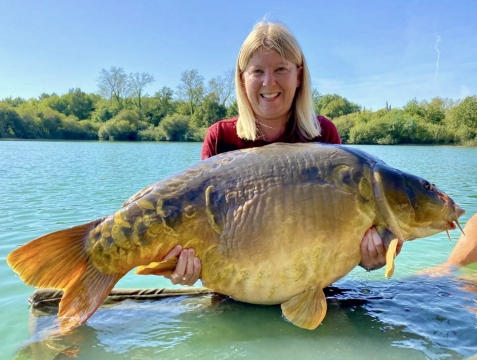 Golden Carp Lake - Big Carp Fishing France with a Social Lodge - photo 1