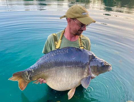 Golden Carp Lake - Big Carp Fishing France with a Social Lodge - photo 10